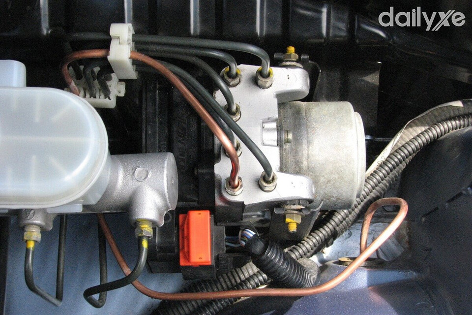 Không khí vào trong đường ống dầu nguyên nhân làm mất phanh ô tô