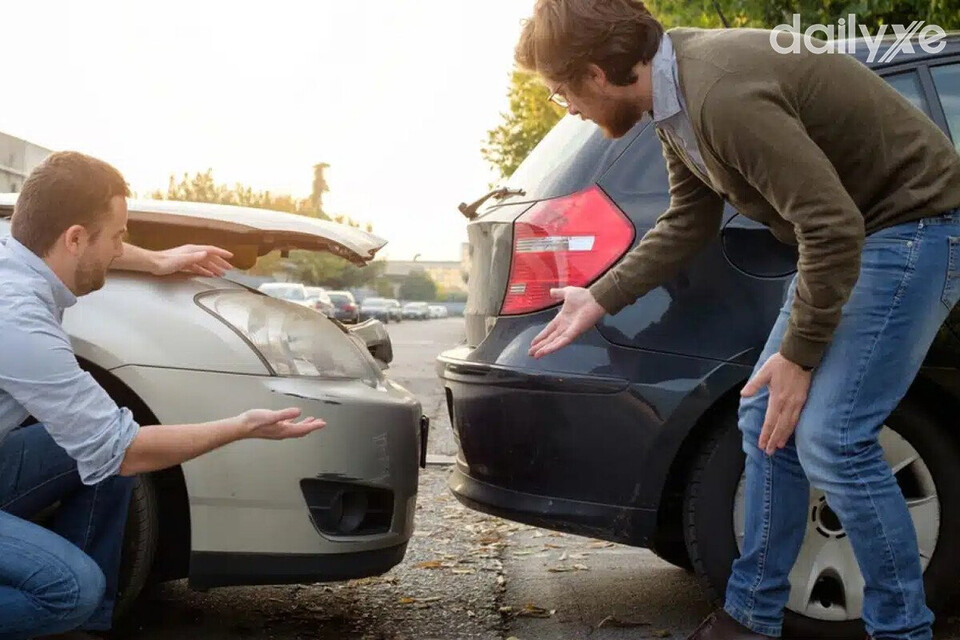 Tìm nơi an toàn dừng xe tránh tình huống va chạm đáng tiếc