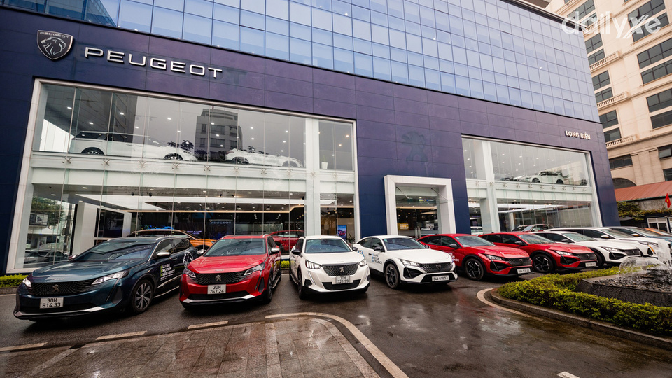Showroom Peugeot Long Biên