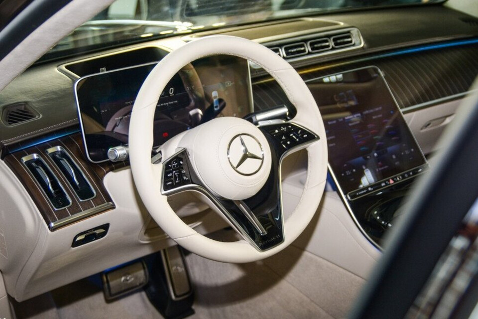 Vô lăng được bọc da cao cấp