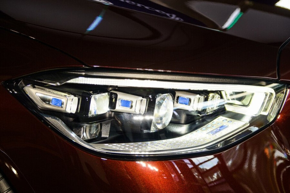 Cụm đèn trước LED