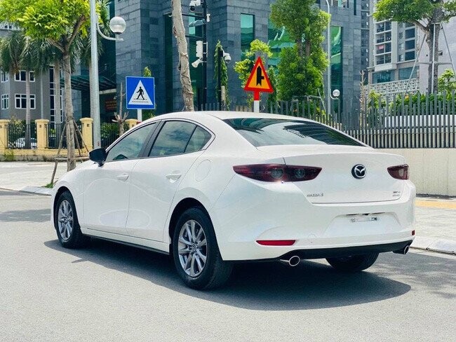 Mazda 3 Deluxe se desliza sobre el piso del automóvil viejo, el propietario del automóvil vuela inmediatamente más de 120 millones 3 2018 vs 2020 Mazda 3 Deluxe se desliza sobre el piso del automóvil viejo, el propietario del automóvil vuela inmediatamente más de 120 millones