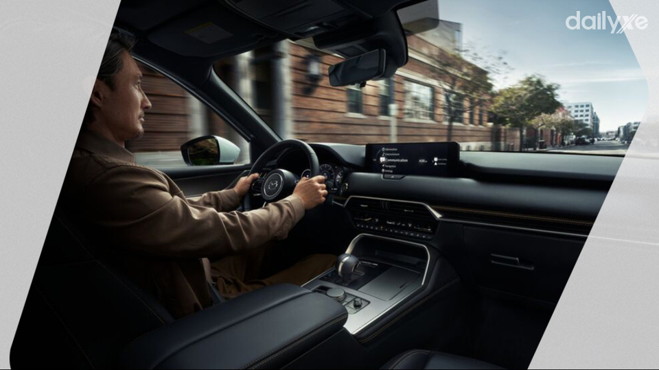 Người lái trải nghiệm Mazda CX-90