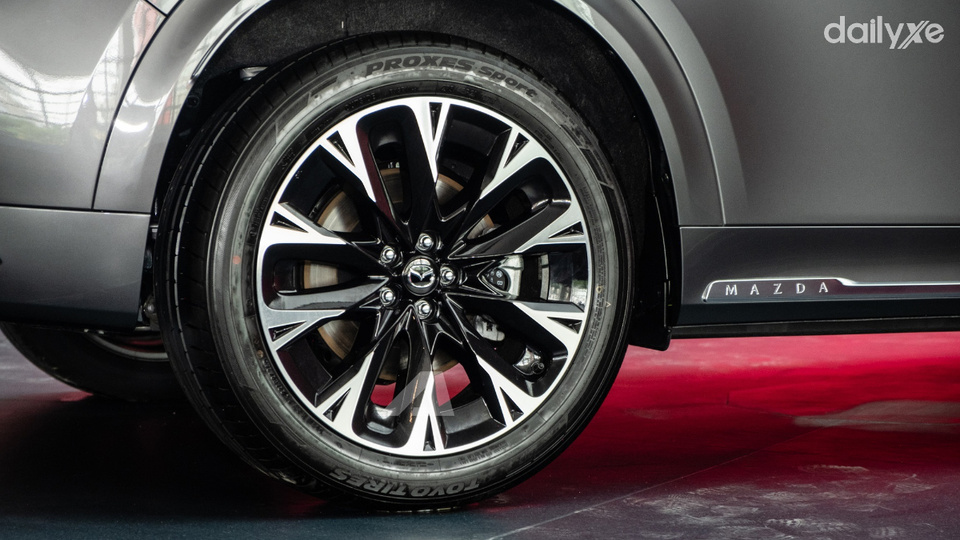 Xe được trang bị mâm hợp kim 21 inch