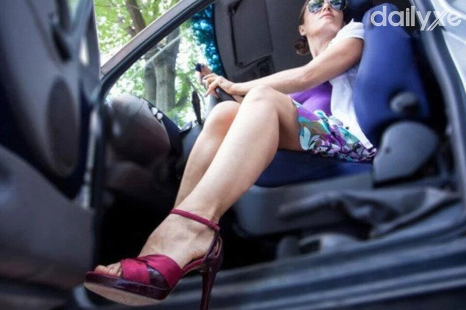 Mẹ bầu nên ưu tiên đi giày thể thao hoặc giày đế bằng thoải mái, tránh xa giày cao gót