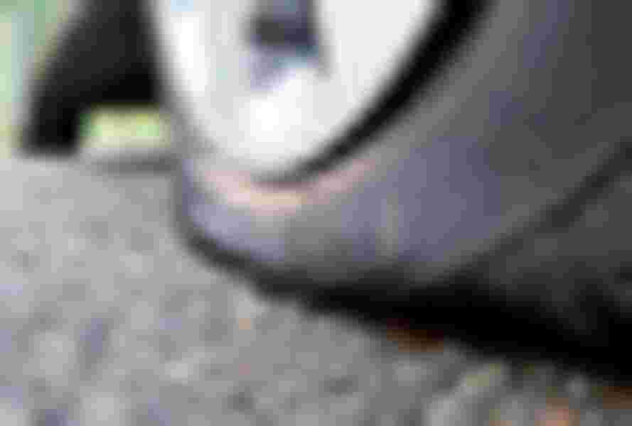 Mẹo xử lý nhanh khi lốp ô tô bị dính đinh