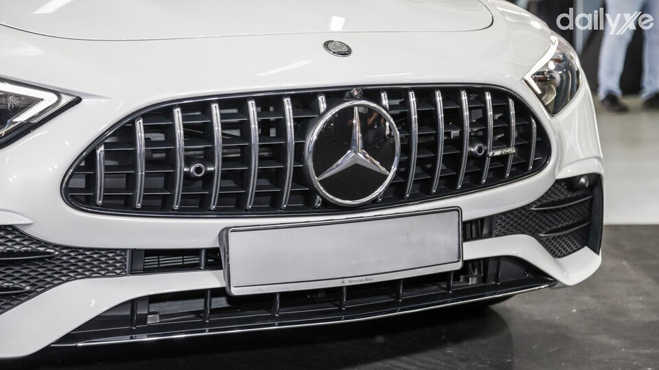 Lưới tản nhiệt màu đen bóng trong gói AMG Night và mạ crom đen đối với gói AMG Night II