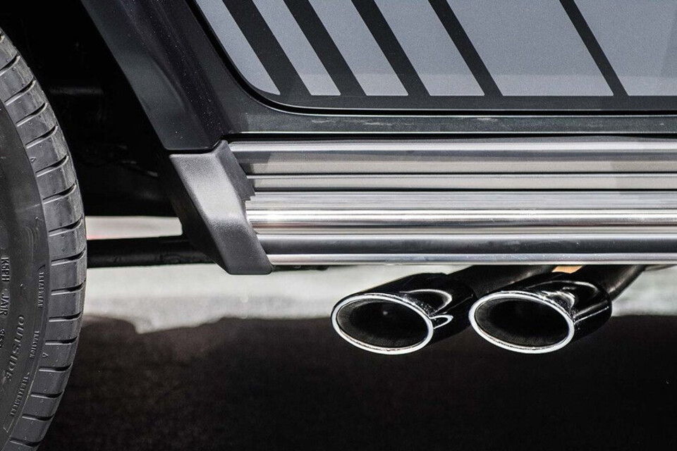 Cặp ống xả kép thể thao đặt hẳn về bên trái giúp xế hộp