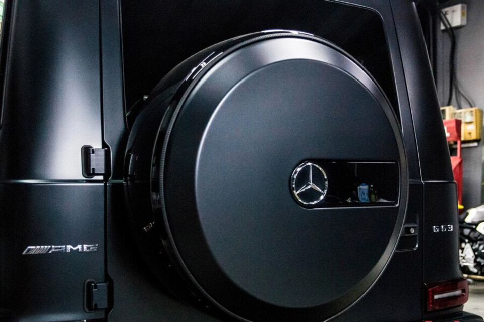 Bánh xe dự phòng được gắn ở cửa hậu