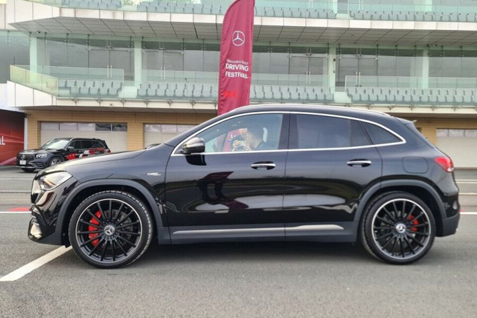 Hai đường gân dập nổi kéo dài từ đầu đến thân xe