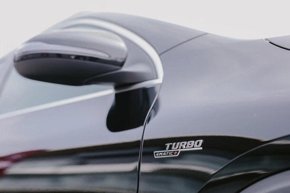 Gương chiếu hậu ngoài tích hợp đèn báo rẽ và chức năng gập/điều chỉnh điện