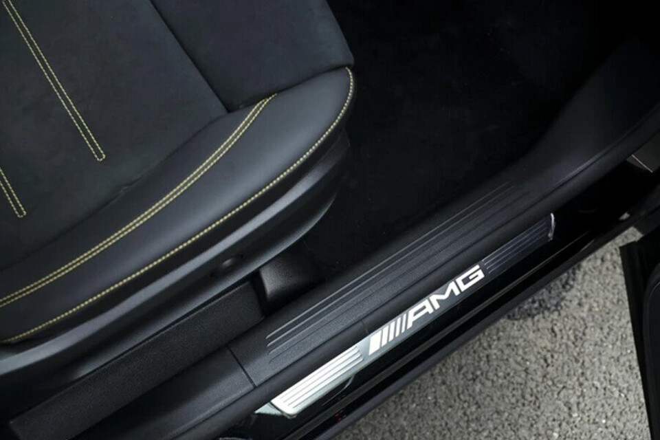 Ghế ngồi thể thao bọc da với các đường chỉ thêu trang trí màu vàng