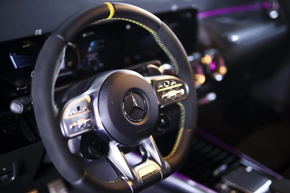 Tay lái AMG Performance bọc da Nappa/vi sợi Dinamica