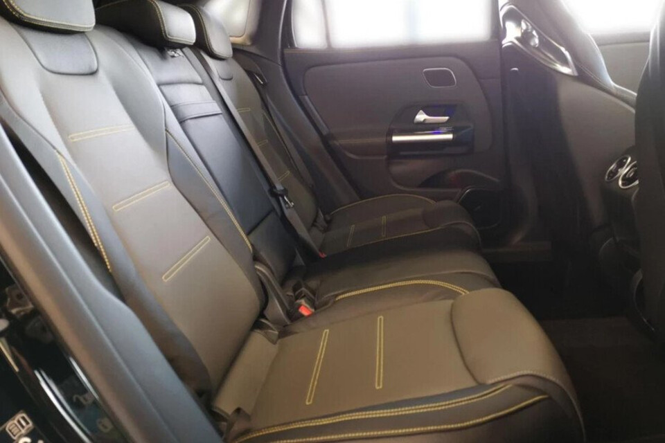 Hàng ghế sau rộng rãi