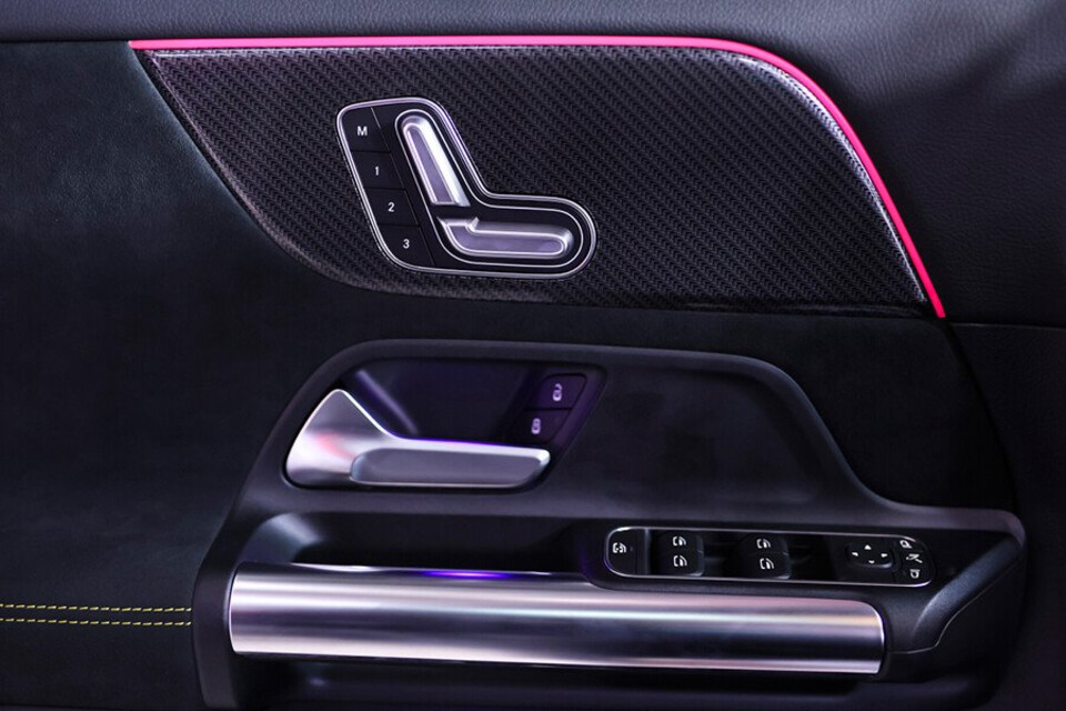 Ghế ngồi chức năng điều chỉnh điện giúp thao tác mượt mà