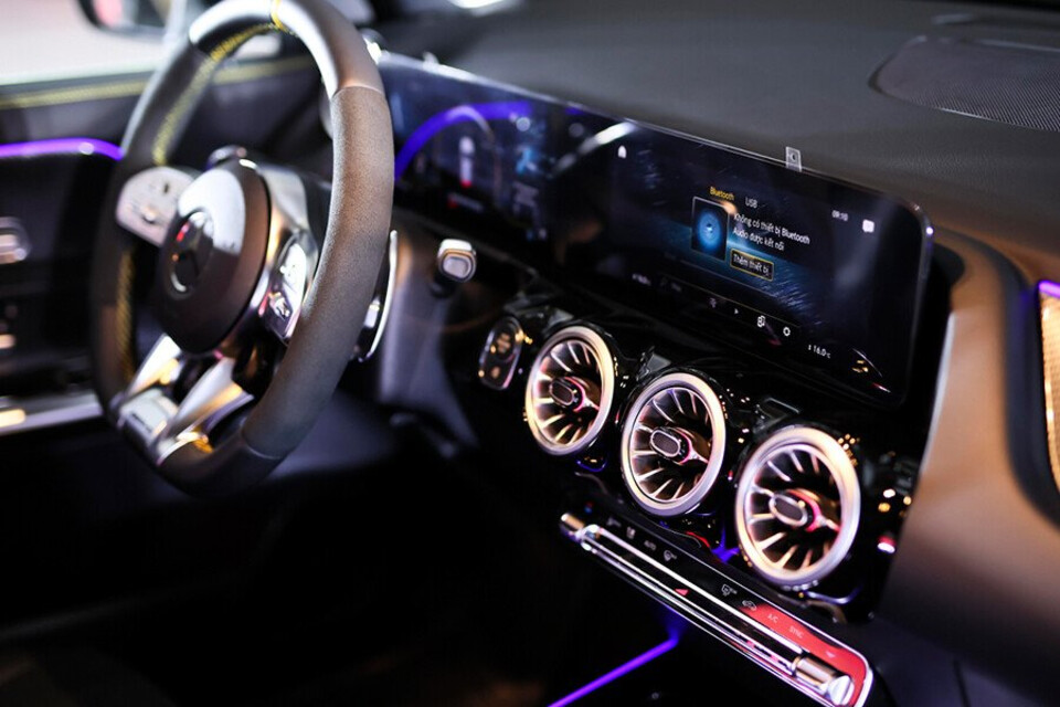 Giải trí đa phương tiện MBUX với màn hình cảm ứng