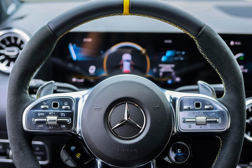 Các nút điều khiển tiện lợi trên vô lăng xe