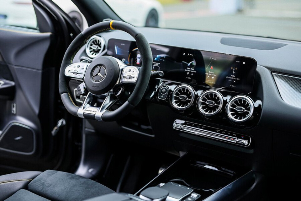 Nội thất xe rộng rãi và nhiều tiện nghi cao cấp