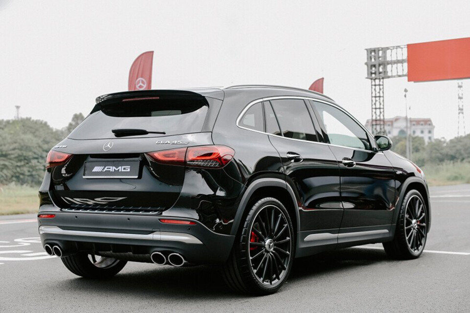 Đuôi xe thiết kế bầu bĩnh với các đường cong bo tròn