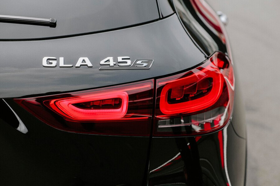 Cụm đèn sau và đèn phanh thứ ba dạng LED