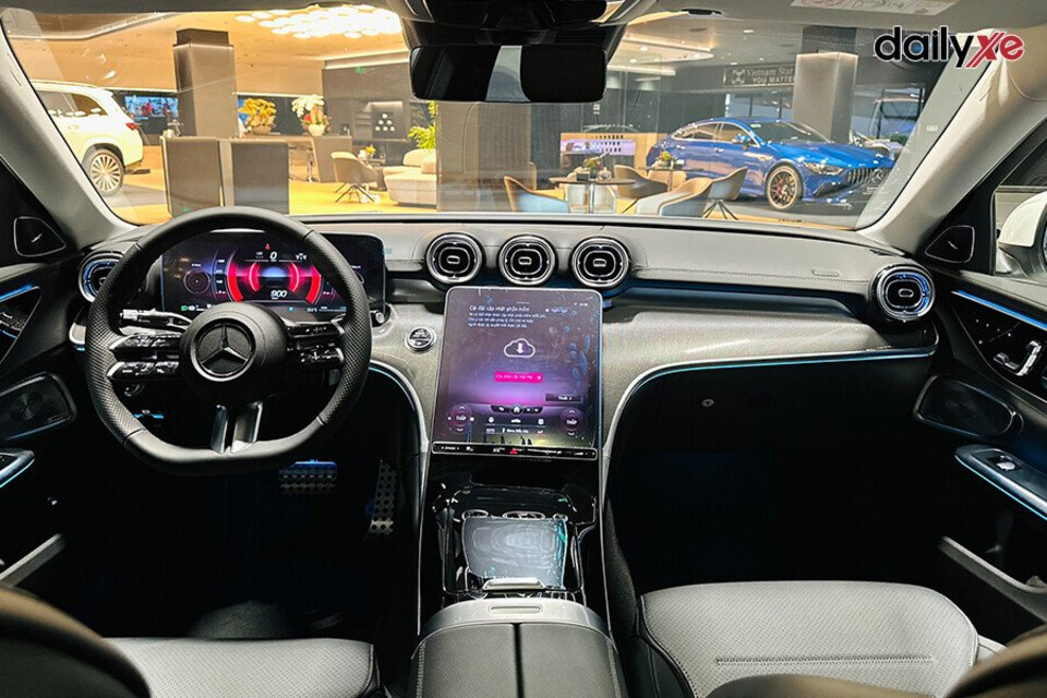 Nội thất sang trọng kết hợp bọc da cao cấp