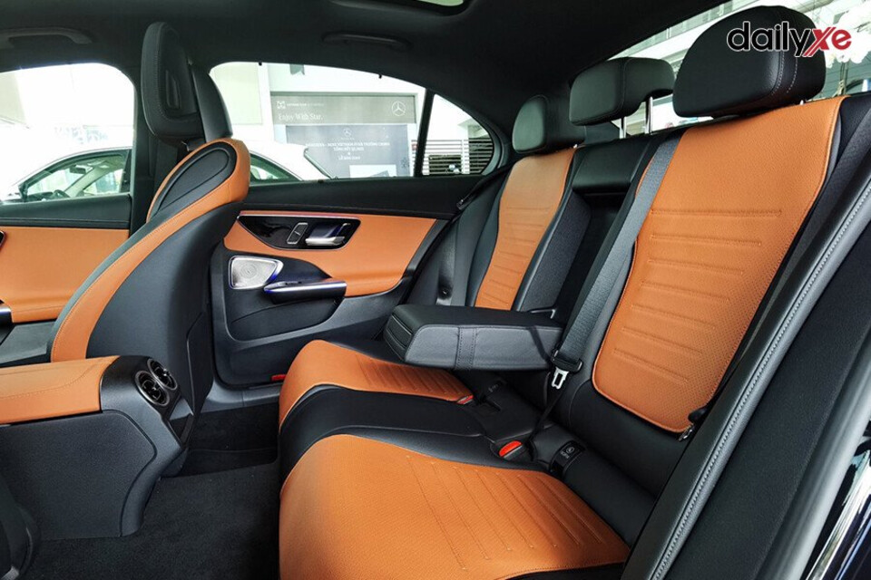 Hàng ghế sau rộng rãi