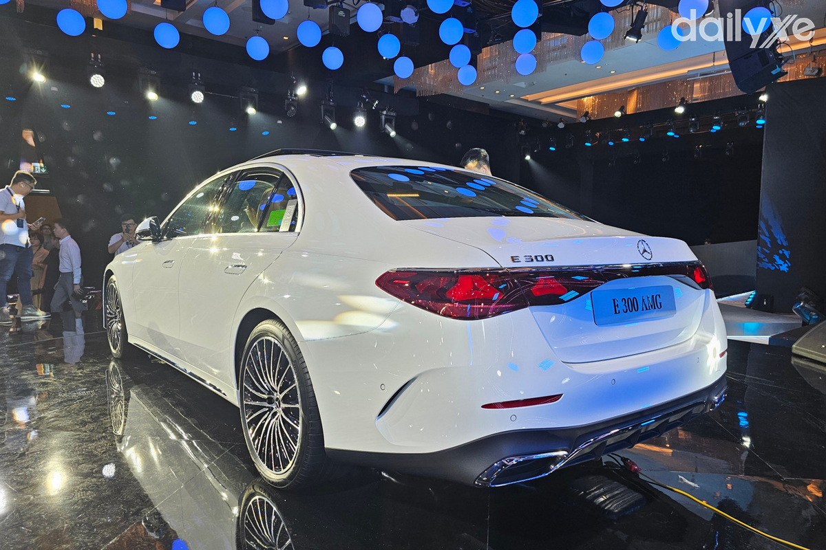 Mercedes E300 AMG (Máy xăng)