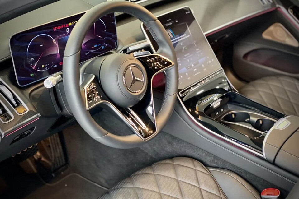 Vô lăng bọc da đa chức năng với các nút bấm dạng cảm ứng