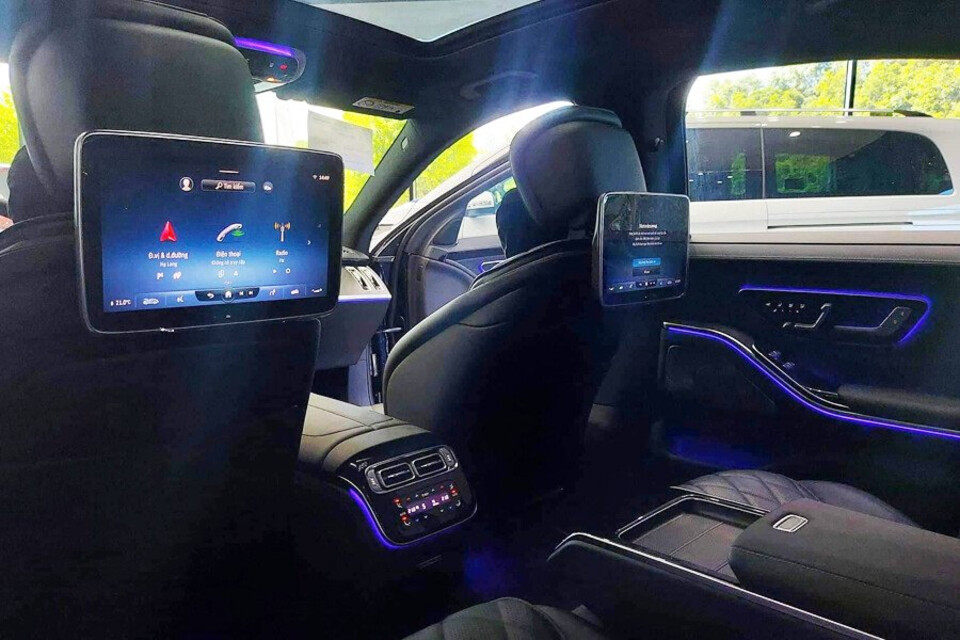 Máy tính bảng tích hợp hệ thống thông tin giải trí MBUX ở hàng ghế sau