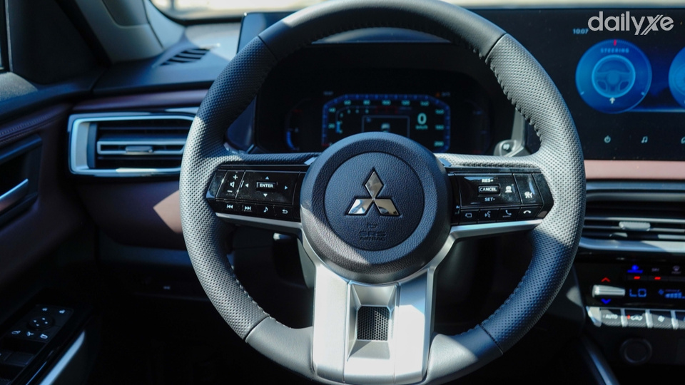 Vô-lăng dùng thiết kế mới nhất của Mitsubishi