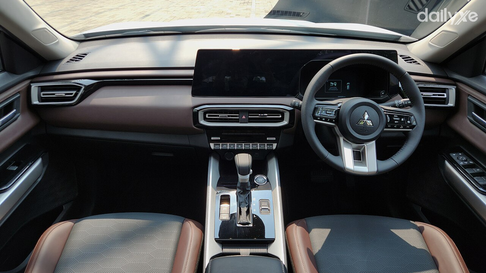 Khoang lái nổi bật với cặp màn hình kép