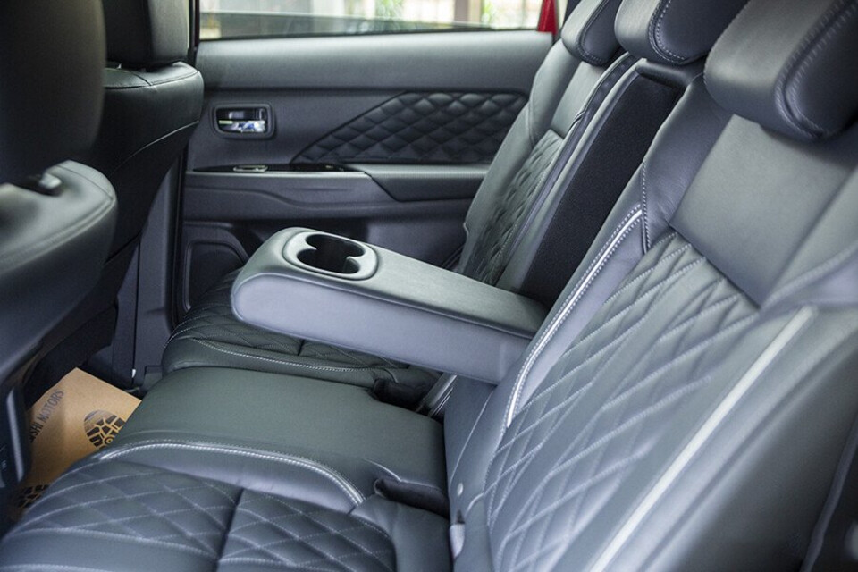 Mitsubishi Outlander hàng ghế sau rộng rãi