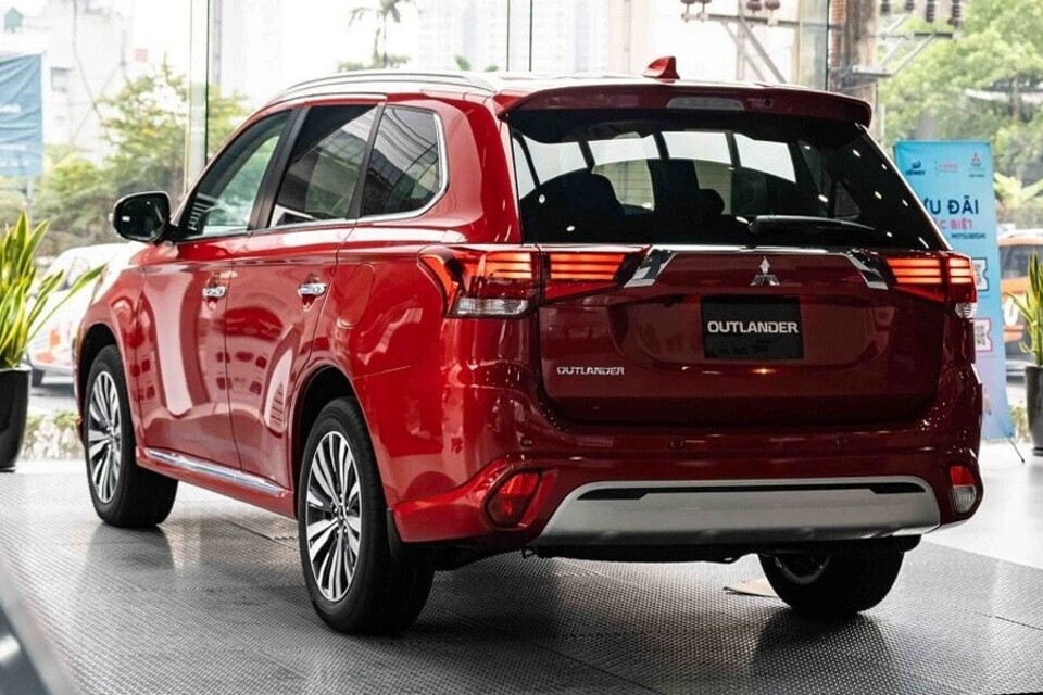 Outlander có thiết kế đuôi xe lắp ráp cân đối với cụm đèn hậu LED