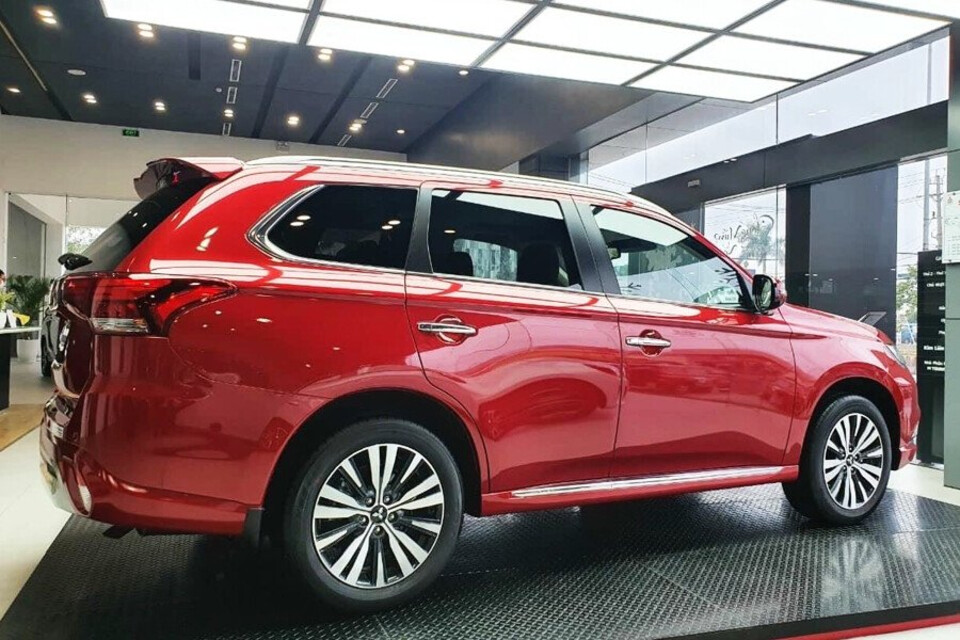 Thân xe Outlander với những đường gân nổi bật