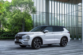 Mitsubishi Outlander PHEV 2022 ra mắt: Mạnh mẽ hơn, an toàn hơn