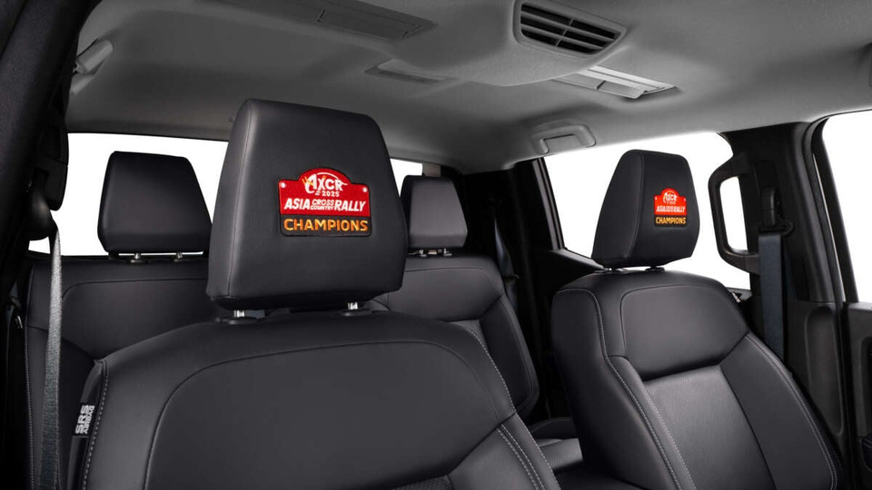 Bên trong cabin, xe cũng có tựa đầu ghế trước thêu logo chiến thắng AXCR