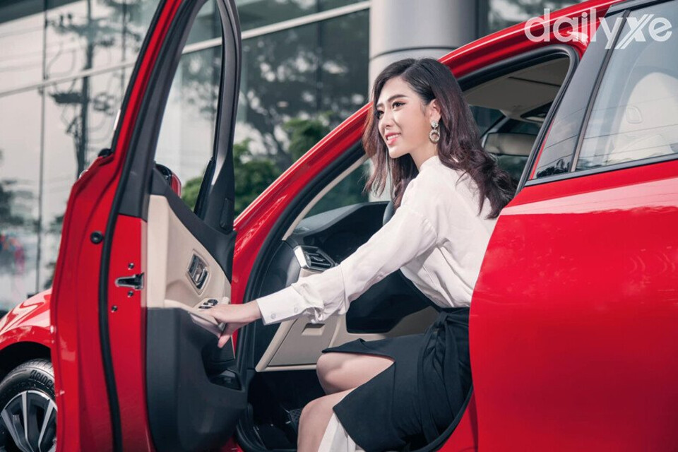 Thực hiện đúng kỹ thuật mở cửa xe ô tô từ bên trong để đảm bảo an toàn Thực hiện đúng kỹ thuật mở cửa xe ô tô từ bên trong để đảm bảo an toàn