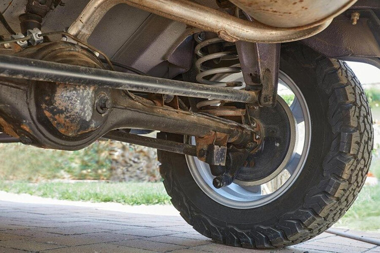 Dầu bôi trơn động cơ bị rò rỉ có thể là nguyên nhân gây ra mùi dầu nhớt trong xe ô tô Dầu bôi trơn động cơ bị rò rỉ có thể là nguyên nhân gây ra mùi dầu nhớt trong xe ô tô
