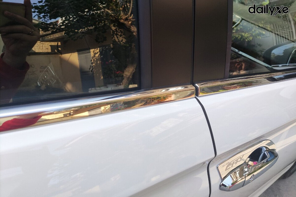 Nẹp chân kính bảo vệ kính ô tô