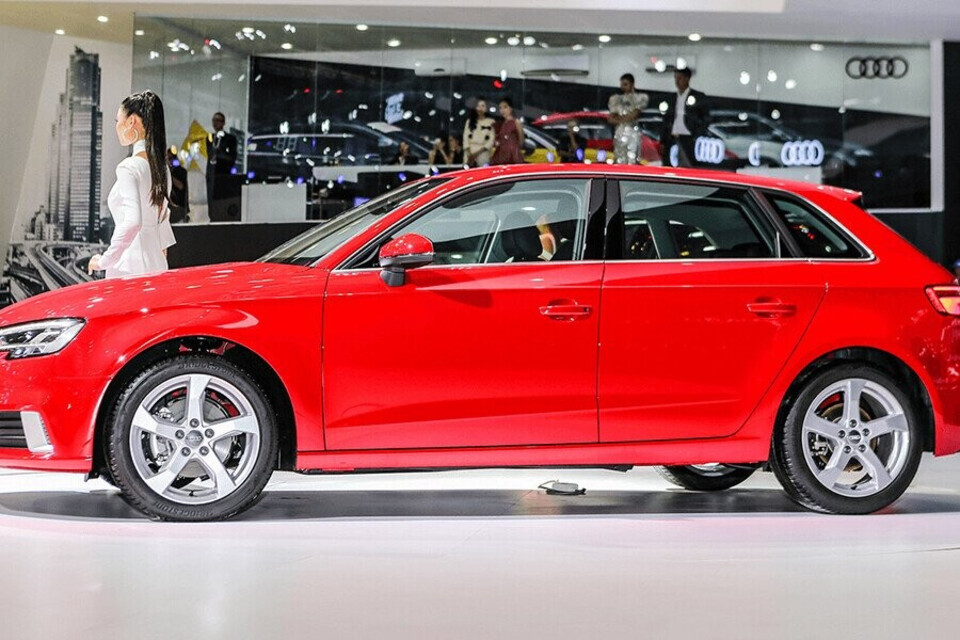 Thân xe Audi là sự xuất hiện của những đường gân sắc nét giúp tăng tính thể thao cho xe Thân xe Audi là sự xuất hiện của những đường gân sắc nét giúp tăng tính thể thao cho xe