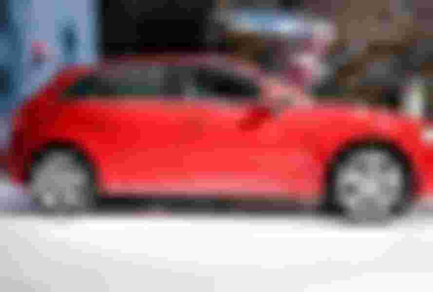 Thân xe Audi là sự xuất hiện của những đường gân sắc nét giúp tăng tính thể thao cho xe