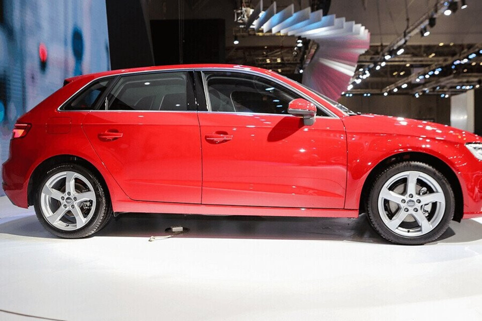 Thân xe Audi là sự xuất hiện của những đường gân sắc nét giúp tăng tính thể thao cho xe Thân xe Audi là sự xuất hiện của những đường gân sắc nét giúp tăng tính thể thao cho xe