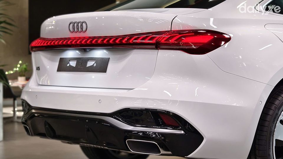 Cụm đèn chiếu hậu đuôi xe thiết kế bản dài