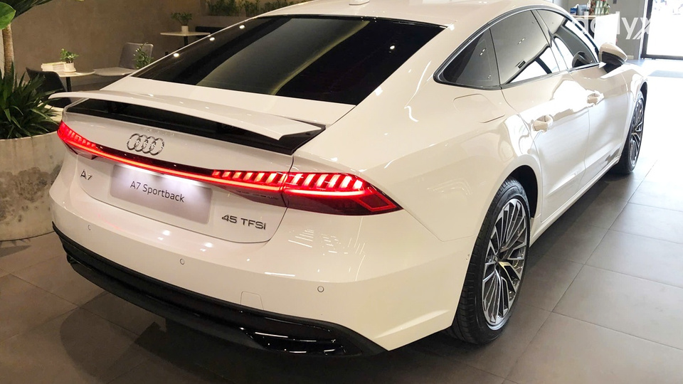 Cụm đèn hậu dạng LED nổi bật