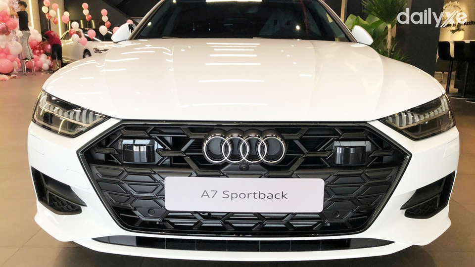 Lưới tản nhiệt hình lục giác truyền thống cực kỳ ấn tượng