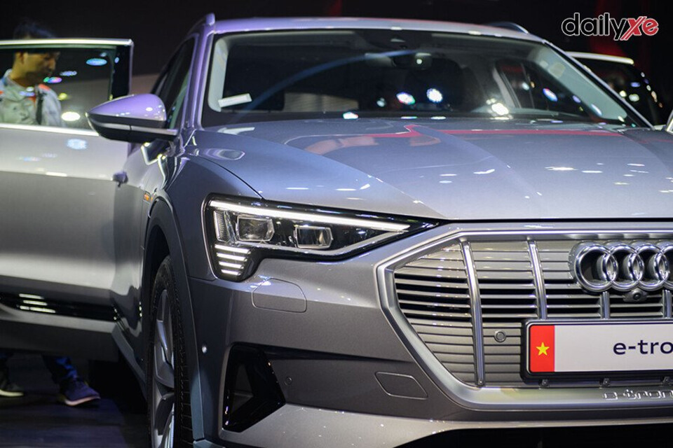 Đầu xe thiết kế tinh tế kết hợp hốc hút gió nổi bật