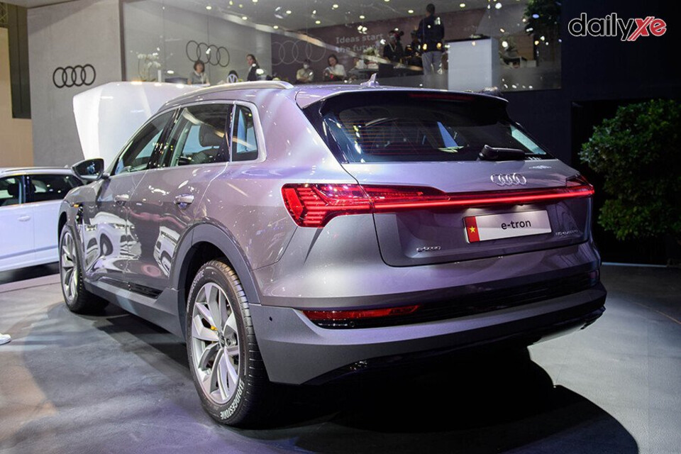 Đuôi xe thiết kế sang trọng