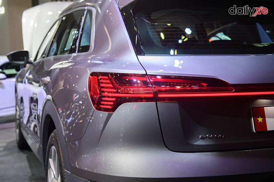 Trang bị cặp đèn hậu LED hiệu ứng chạy tia nổi bật