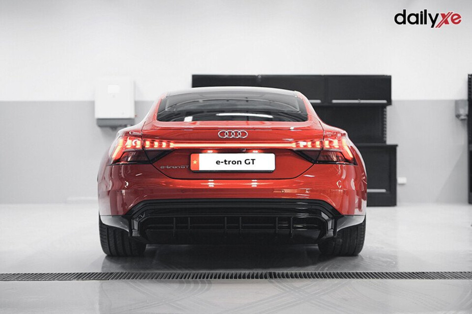 Đuôi xe thiết kế sang trọng