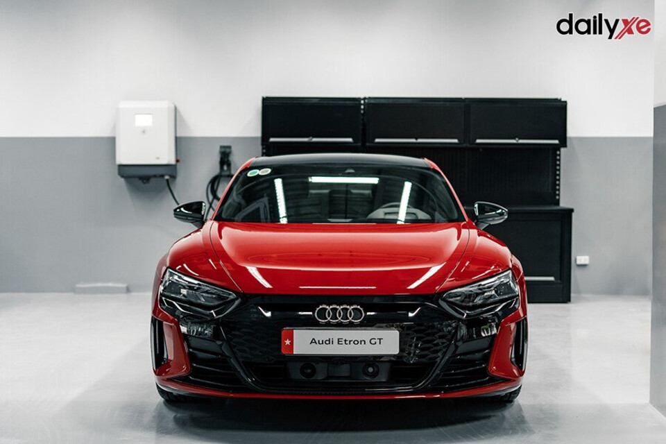 Đầu xe nổi bật với lưới tản nhiệt hình lục giác